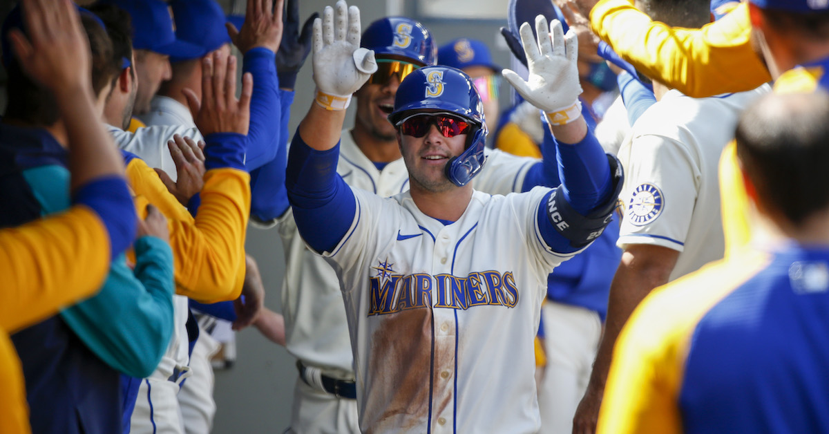 Mariners remain hot, dispatch Royals